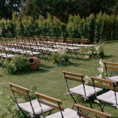 Location mobilier, chaises cérémonie pour mariage et événements dans la manche en Normandie